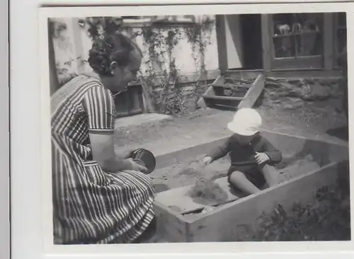 (F23216) Orig. Mini-Foto Kind spielt im Sandkasten, Haus in Würbenthal 1935