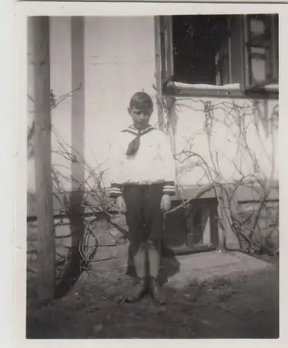(F23198) Org. Mini-Foto kl. Junge in Matrosenkleidung am Haus i. Würbenthal 1935