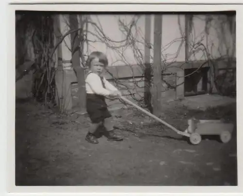 (F23197) Orig. Mini-Foto Kleinkind mit Handwagen am Wohnhaus 1935