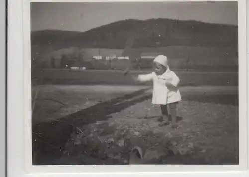 (F23194) Org. Mini-Foto Kleinkind im Freien, Würbenthal, Vrbno pod Prad?dem 1935