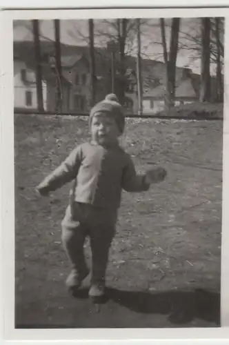 (F23191) Org. Mini-Foto Kleinkind im Freien, Würbenthal, Vrbno pod Prad?dem 1935