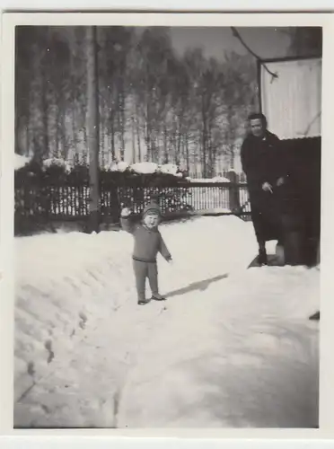 (F23188) Orig. Mini-Foto Winter in Würbenthal, Kind am Wohnhaus 1935