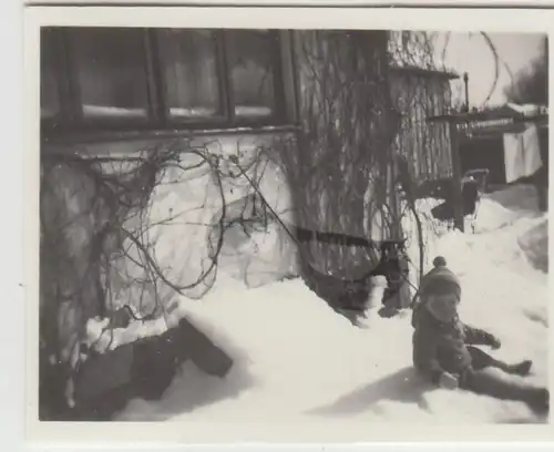 (F23187) Orig. Mini-Foto Winter in Würbenthal, Kind am Wohnhaus 1935
