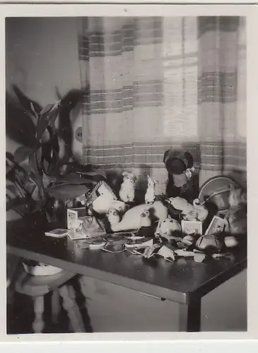 (F23181) Orig. Mini-Foto Spielzeug, Figuren auf einem Tisch 1935