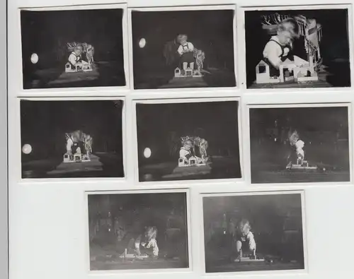 (F23175) 8x Orig. Mini-Foto Kleinkind spielt mit Bauklötzern 1934