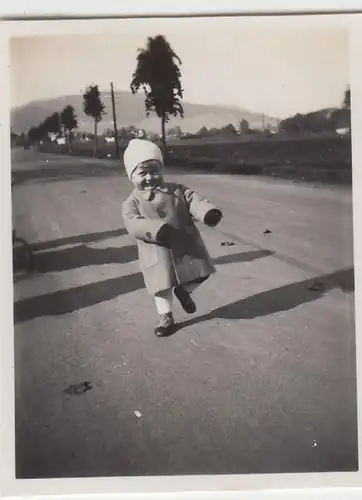 (F23174) Orig. Mini-Foto Kleinkind auf der Straße bei Würbenthal 1934
