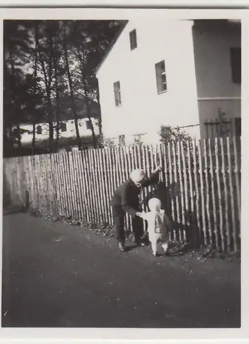 (F23173) Orig. Mini-Foto Frau u. Kleinkind am Zaun in Würbenthal 1934