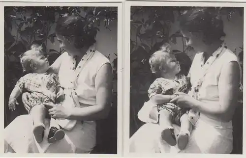 (F23158) 2x Orig. Mini-Foto Mutter mit Kind am Haus 1934