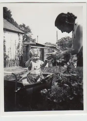 (F23157) Orig. Mini-Foto Kleinkind m. Kinderwagen im Garten 1934