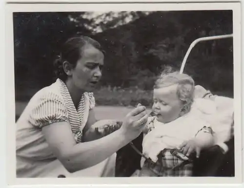 (F23153) Orig. Mini-Foto Mutter füttert Kleinkind im Kinderwagen 1934