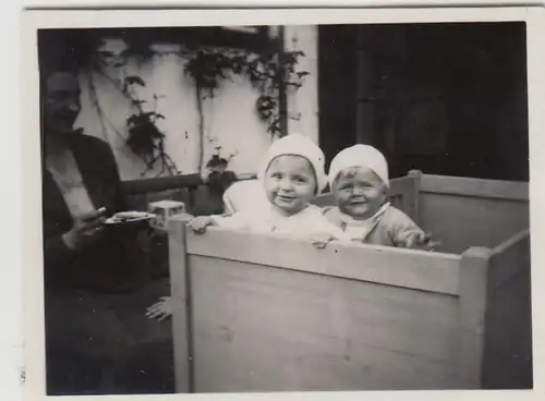 (F23152) Orig. Mini-Foto Kleinkinder im Holzgatter 1934