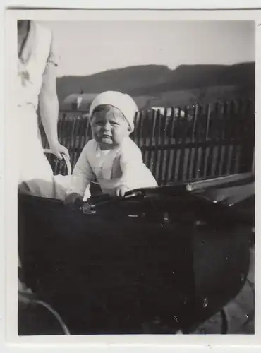 (F23149) Orig. Mini-Foto Kleinkind im Kinderwagen in Würbenthal, 1934