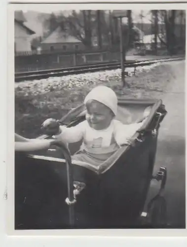 (F23148) Orig. Mini-Foto Kleinkind im Kinderwagen a. Straße in Würbenthal, 1934