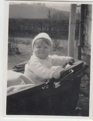 (F23146) Orig. Mini-Foto Kleinkind im Kinderwagen in Würbenthal, Ostern 1934