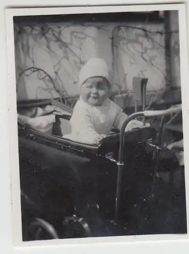 (F23144) Orig. Mini-Foto Kleinkind im Kinderwagen in Würbenthal, Ostern 1934