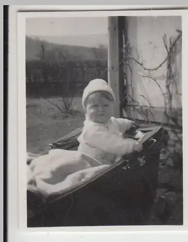 (F23143) Orig. Mini-Foto Kleinkind im Kinderwagen in Würbenthal, Ostern 1934