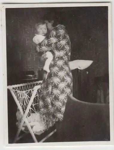 (F23132) Orig. Mini-Foto Frau m. Kleinkind vor Hängebett 1934