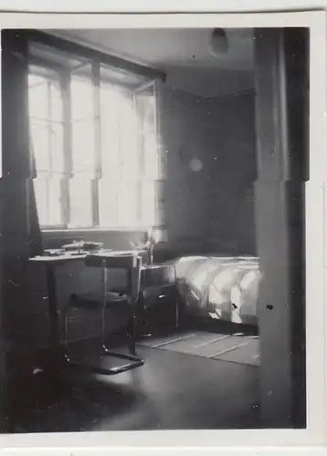 (F23127) Orig. Mini-Foto Zimmer mit Bett u. Arbeitstisch am Fenster 1933