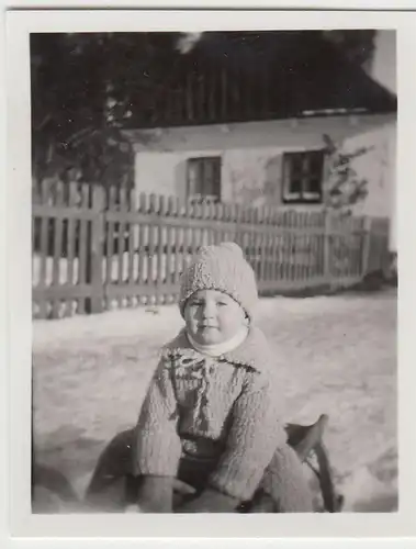 (F23067) Orig. Mini-Foto Winter in Würbenthal, Kind auf Schlitten 1932