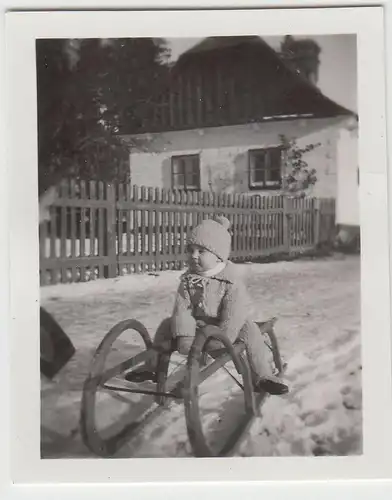 (F23062) Orig. Mini-Foto Winter in Würbenthal, Kind auf Schlitten 1932