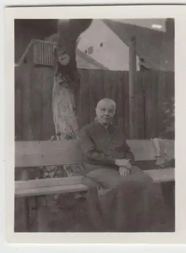 (F23042) Orig. Mini-Foto Frau sitzt auf Bank in Leipnik, Lipník nad Be?vou 1932