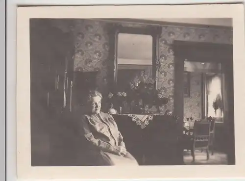 (F23040) Orig. Mini-Foto Frau sitzt in der Stube 1932