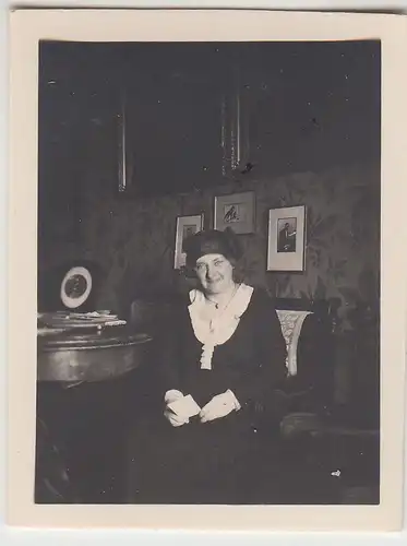 (F23037) Orig. Mini-Foto Frau zu Hause am Tisch 1932