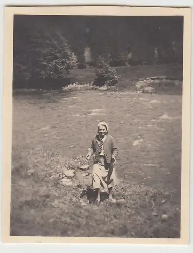 (F23007) Orig. Mini-Foto Johannisbrunn a. Mohra, Frau am Fluss 1932