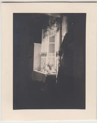 (F22978) Orig. Mini-Foto Frühstückstisch am Fenster 1932