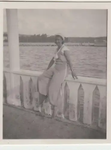 (F22924) Orig. Mini-Foto Frau auf Geländer am Wasser in Portorose, Portoro? 1932