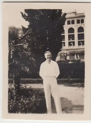 (F22922) Orig. Mini-Foto Herr im Freien in Portorose, Portoro? 1932