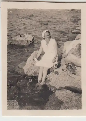 (F22921) Orig. Mini-Foto Frau am Wasser in Portorose, Portoro? 1932