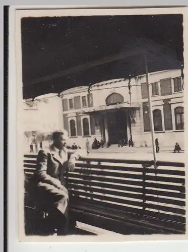 (F22920) Orig. Mini-Foto Herr auf einer Bank in Portorose, Portoro? 1932