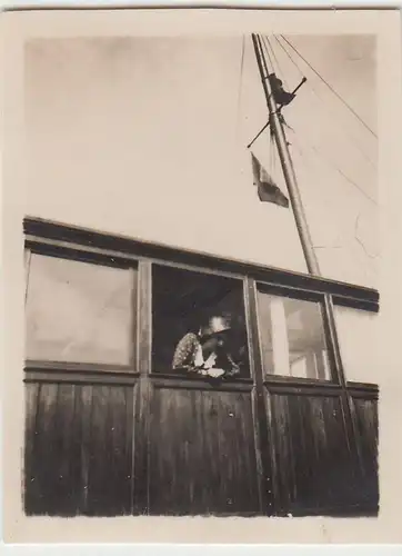 (F22914) Orig. Mini-Foto Frau auf einem Dampfer nach Portorose 1932