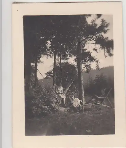 (F22881) Orig. Mini-Foto Personen am Waldrand bei Würbenthal 1932