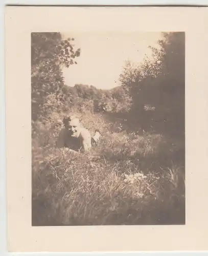 (F22875) Orig. Mini-Foto junger Mann liegt im Gras bei Würbenthal 1932