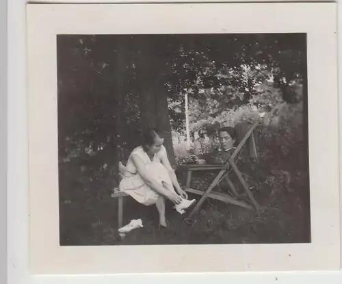 (F22873) Orig. Mini-Foto Frauen im Garten, am Wohnhaus in Würbenthal 1932