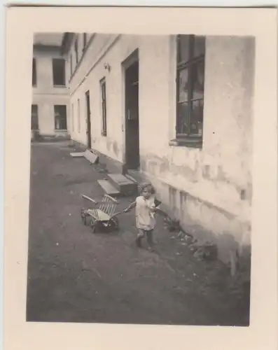 (F22863) Orig. Mini-Foto Würbenthal, kl. Mädchen m. Handwagen am Haus 1932