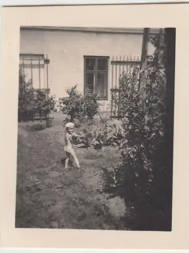 (F22861) Orig. Mini-Foto Würbenthal, Kind im Garten d. Grohmann-Kolonie 1932