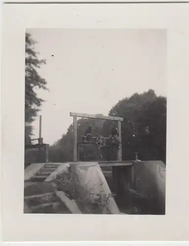 (F22853) Orig. Mini-Foto Würbenthal, Wehr, Partie an der Grundschleuse 1932