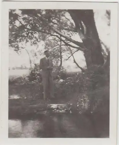 (F22825) Orig. Mini-Foto Würbenthal, junger Mann am Wasser 1932