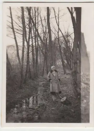 (F22824) Orig. Mini-Foto Würbenthal, junge Frau am Fluss 1932
