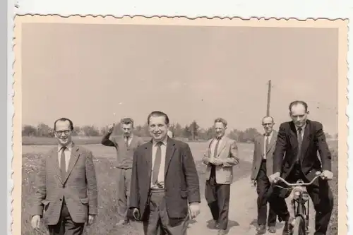 (F22817) Orig. Foto Männer auf einem Feldweg bei Görlitz um 1958