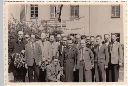 (F22816) Orig. Foto Männer vor geschmücktem Altersheim, vermutl. Görlitz um 1958