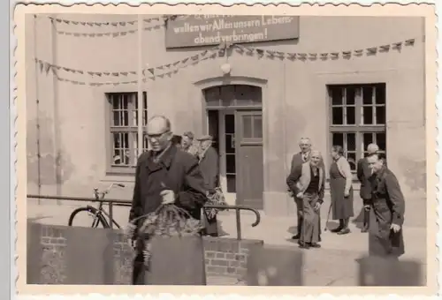 (F22815) Orig. Foto Männer vor geschmücktem Altersheim, vermutl. Görlitz um 1958