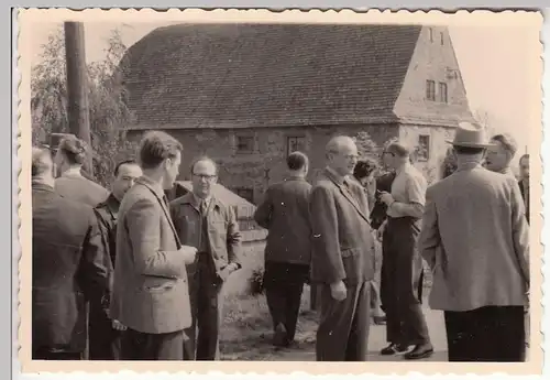 (F22814) Orig. Foto Männer auf der Straße, Dorf bei Görlitz um 1958