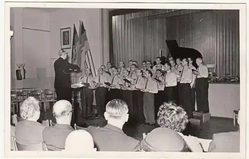 (F22813) Orig. Foto Männer-Chor aus Görlitz singt in einem Kulturhaus um 1958