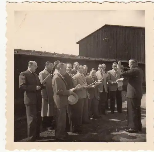 (F22797) Orig. Foto Männer-Chor aus Görlitz singt zu Joseph Melzer's 65. 1957