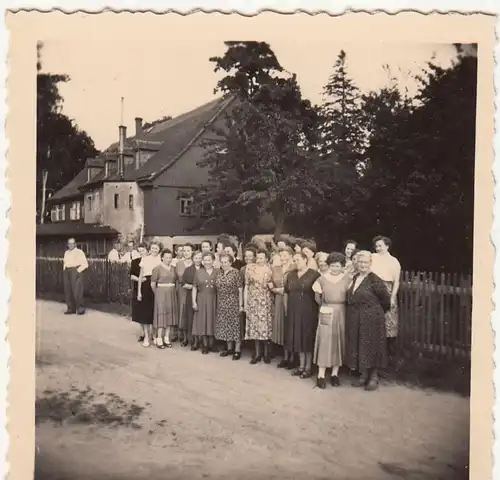 (F22794) Orig. Foto Gruppenbild vor Gebäude in Schöpstal 1955