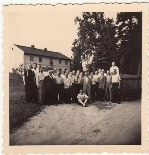(F22793) Orig. Foto Gruppenbild vor Gebäude in Schöpstal 1955
